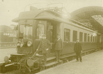 808495 Afbeelding van het electrische motorrijtuig nr. 6 (serie mBC 1-9) van de Z.H.E.S.M., met treinpersoneel op het ...